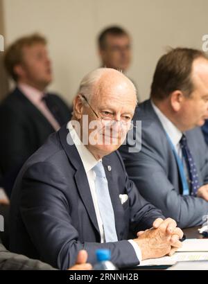 (170714) -- GENF, 14. Juli 2017 -- der UN-Sondergesandte des Generalsekretärs für Syrien, Staffan de Mistura, nimmt an einer neuen Verhandlungsrunde mit Nasr al-Hariri (nicht abgebildet), dem Vorsitzenden des Hohen Verhandlungsausschusses der syrischen Opposition (HNC), während der innersyrischen Gespräche im Palais des Nations in Genf, Schweiz, am 14. Juli 2017 Teil. POOL/) (zjy) SCHWEIZ-GENF-SYRIEN FRIEDENSGESPRÄCHE-OPPOSITION XuxJinquan PUBLICATIONxNOTxINxCHN 170714 Genf 14. Juli 2017 UN-Sondergesandter des Generalsekretärs für Syrien, Staffan de Mistura, nimmt an einer neuen Verhandlungsrunde mit der syrischen Hauptopposition High ne Teil Stockfoto
