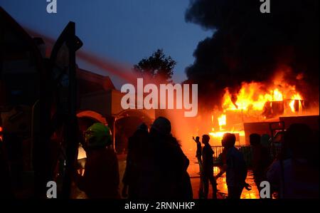 (170716) -- PEKING, 16. Juli 2017 -- Foto aufgenommen am 14. Juli 2017 zeigt die Brandszene eines Marktes in Vientiane, der Hauptstadt von Laos. Ein riesiges Feuer hat den Markt überschwemmt und den größten Teil zerstört. ) WÖCHENTLICHE AUSWAHL VON XINHUA FOTO LiuxAilun PUBLICATIONxNOTxINxCHN 170716 Peking 16. Juli 2017 Foto aufgenommen AM 14. Juli 2017 zeigt die Brandszene eines Marktes in Vientiane Hauptstadt von Laos ein riesiges Feuer verschlang den Markt und zerstörte den größten Teil davon wöchentliche Entscheidungen von XINHUA Foto LiuxAilun PUBLICATIONxNOTxINxCHN Stockfoto