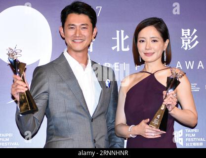 (170716) -- TAIPEI, 16. Juli 2017 () -- Schauspieler Wu Kang-jen (L) und Schauspielerin Yin Shin nehmen an der Preisverleihung des 19. Taipei Film Festivals in Taipei, Südostchina, 15. Juli 2017, Teil. Wu gewann den besten Schauspieler für seinen Film White Ant und Yin gewann die beste Schauspielerin für ihren Film The Island That All Flow By. Xinhua PUBLICATIONxNOTxINxCHN 170716 TAIPEI 16. Juli 2017 Schauspieler Wu Kang Jen l und Schauspielerin Yin Shin nehmen an der Preisverleihung des 19. Taipei Film Festivals in Taipeh Südostchina Teil. 15. Juli 2017 Wu gewann den besten Schauspieler für seinen Film White Stockfoto