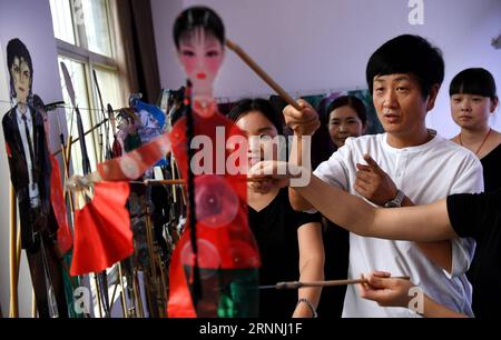 (170716) -- XI AN, 16. Juli 2017 -- Shaddow-Marionettenkünstler Xue Hongquan und andere Künstler diskutieren über die Verbesserung des Schattenpuppenballetts in Weinan, Provinz Shaanxi im Nordwesten Chinas, 15. Juli 2017. Xue, ein Erbe der Schattenpuppe in Weinan City, kombinierte das europäische Ballett, die amerikanische Popmusik mit der traditionellen chinesischen Schattenpuppenshow. (zhs) CHINA-XI AN-FEATURE-SHADDOW PUPPET (CN) TaoxMing PUBLICATIONxNOTxINxCHN 170716 Xi bis 16. Juli 2017 diskutieren Shaddow Puppet Artist Xue und andere Darsteller über die Verbesserung des Shadow Puppet Ballet in Weinan City Nordwest China S Shaan Stockfoto