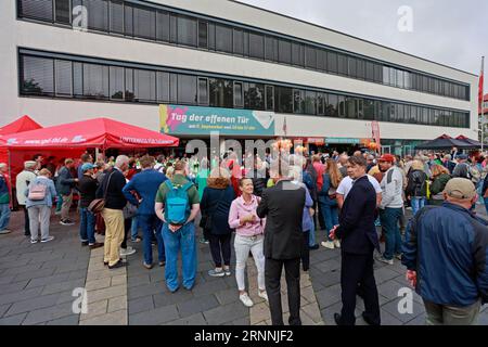 Erfurt, Deutschland. September 2023. Zahlreiche Besucher stehen zur Eröffnung des Tages der offenen Tür vor dem landtagsgebäude. Der Thüringer landtag öffnet seine Türen für Besucher, mit dem Schwerpunkt in diesem Jahr auf der Thüringer Landesverfassung, die im Oktober 30 Jahre alt wird. Quelle: Matthias Bein/dpa/Alamy Live News Stockfoto