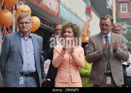 Erfurt, Deutschland. September 2023. Premierminister Bodo Ramelow (r, links) steht neben Landtagspräsident Birgit Pommer und dem Präsidenten des Thüringer Verfassungsgerichts, Klaus-Dieter von der Weiden, zur Eröffnung des Tages der offenen Tür. Der Thüringer landtag öffnet seine Türen für Besucher, mit dem Schwerpunkt in diesem Jahr auf der Thüringer Landesverfassung, die im Oktober 30 Jahre alt wird. Quelle: Matthias Bein/dpa/Alamy Live News Stockfoto