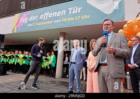 Erfurt, Deutschland. September 2023. Premierminister Bodo Ramelow (links) steht vor dem parlamentsgebäude, um Gäste bei der Eröffnung des Tages der offenen Tür zu begrüßen. Der Thüringer landtag öffnet seine Türen für Besucher, mit dem Schwerpunkt in diesem Jahr auf der Thüringer Landesverfassung, die im Oktober 30 Jahre alt wird. Quelle: Matthias Bein/dpa/Alamy Live News Stockfoto