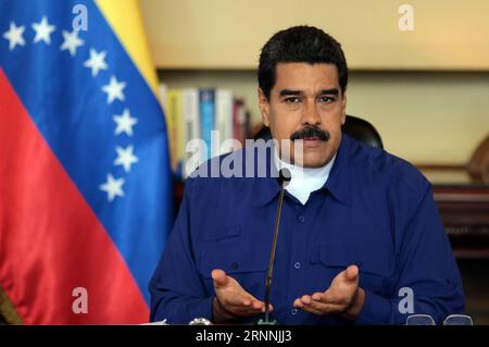 Themen der Woche Bilder des Tages (170718) -- CARACAS, 18. Juli 2017 -- Bild der venezolanischen Präsidentschaft zeigt venezolanischen Präsidenten Nicolas Maduro vor einem Treffen mit Mitgliedern der Kommission der konstituierenden Versammlung in Caracas am 17. Juli 2017. Die venezolanische Regierung und die Opposition am Sonntag bereiteten ihre eigenen Umfragen vor, um die Legalität der Meinungsumfrage über die Gründung der Nationalen Verfassungsgebenden Versammlung anzufechten. Venezuela's Presidency) (rtg) (ce) (yy) REDAKTIONELLE VERWENDUNG NUR OHNE VERKAUF-KEIN ARCHIV VENEZUELA-CARACAS-PRESIDENT-SPEECH e BorisxVergara PUBLICATIONxNOTx Stockfoto