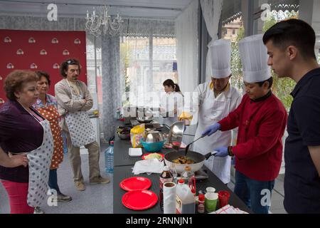 (170718) -- MOSKAU, 18. Juli 2017 -- Menschen schauen sich an, wie man chinesische Küche auf der chinesischen Tempelmesse in Moskau, Russland, 17. Juli 2017 macht. Die viertägige chinesische Tempelmesse wurde hier am 15. Juli eröffnet. ) (gj) RUSSLAND-MOSKAU-CHINA-TEMPEL MESSE BaixXueqi PUBLICATIONxNOTxINxCHN Moskau 18. Juli 2017 Prominente Schauen Sie sich AN, wie man chinesische Küche AUF der chinesischen Tempel Messe in Moskau macht Russland 17. Juli 2017 die 4-tägige chinesische Tempel Messe eröffnete hier AM 15. Juli GJ Russland Moskau China Temple Fair BaixXueqi PUBLICATIONxNOTxINxCHN Stockfoto