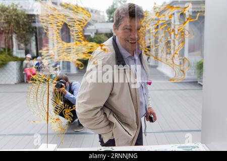 (170718) -- MOSKAU, 18. Juli 2017 -- Ein Mann besucht eine chinesische Tempelmesse in Moskau, Russland, 17. Juli 2017. Die viertägige chinesische Tempelmesse wurde hier am 15. Juli eröffnet. ) (gj) RUSSLAND-MOSKAU-CHINA-TEMPELMESSE BaixXueqi PUBLICATIONxNOTxINxCHN Moskau 18. Juli 2017 ein Mann besucht eine chinesische Tempelmesse in Moskau Russland 17. Juli 2017 die viertägige chinesische Tempelmesse wurde hier AM 15. Juli eröffnet GJ Russland Moskau China Temple Fair BaixXueqi PUBLICATIONxNOTxINxCHN Stockfoto
