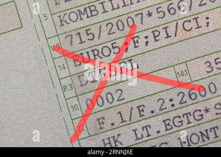 Ein Fahrzeugschein mit den Worten (Diesel, Euro 5) und einem roten Stift Stockfoto