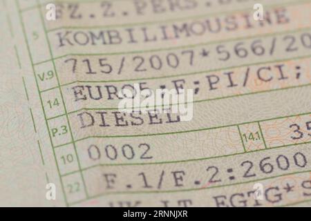 Ein Fahrzeugschein mit den Worten (Diesel, Euro 5) und einem roten Stift Stockfoto