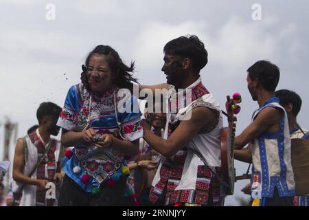 (170719) -- QIUBEI, 19. Juli 2017 -- während des Hualian Festivals im Qiubei County in der südwestchinesischen Provinz Yunnan, 18. Juli 2017, ziehen sich Touristen Reisweine aufeinander. Das Hualian Festival ist ein traditionelles jährliches Festival der Yi-Volksgruppe im Qiubei County, bei dem die Menschen ihre besten Wünsche äußern, indem sie schwarze Reisweine auf das Gesicht streichen, um Glück zu haben. ) (wyo) CHINA-YUNNAN-YI ETHNIC GROUP-FESTIVAL (CN) JingxHuihui PUBLICATIONxNOTxINxCHN Qiubei 19. Juli 2017 Touristen Daub Rice Ash aufeinander während des Hualian Festivals im Qiubei County im Südwesten Chinas Provinz S Yunnan 18. Juli 2017 der H Stockfoto