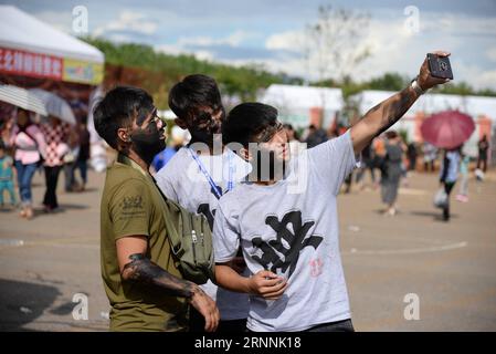 (170719) -- QIUBEI, 19. Juli 2017 -- Touristen nehmen Selfies mit, während sie während des Hualian Festivals im Qiubei County in der südwestchinesischen Provinz Yunnan, 18. Juli 2017, Reisweine aufeinander auftauen. Das Hualian Festival ist ein traditionelles jährliches Festival der Yi-Volksgruppe im Qiubei County, bei dem die Menschen ihre besten Wünsche äußern, indem sie schwarze Reisweine auf das Gesicht streichen, um Glück zu haben. ) (wyo) CHINA-YUNNAN-YI ETHNIC GROUP-FESTIVAL (CN) PuxChao PUBLICATIONxNOTxINxCHN Qiubei 19. Juli 2017 Touristen nehmen Selfies mit, während sie Daub Rice Ash während des Hualian Festivals im Qiubei County im Südwesten von Chin aufeinander treffen Stockfoto