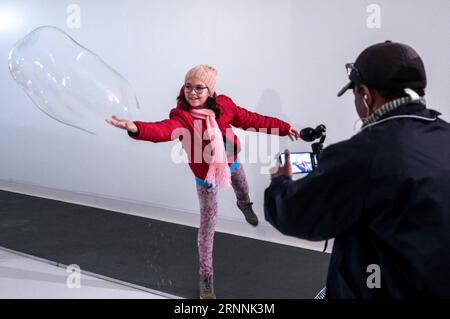 (170719) -- SAO PAULO, 19. Juli 2017 -- A Girl Experience A Interactive Installation at the Electronic Language International Festival (DATEI) 2017 in Sao Paulo, Brasilien, 18. Juli 2017. Die 18. AKTE zeigte mehr als 350 Kunstwerke und Installationen von nationalen und ausländischen Künstlern und war vom 18. Juli bis 3. September geöffnet. Rahel Patrasso) (mA) (ce) (dtf) BRAZIL-SAO PAULO-TECHNOLOGY-EVENT e RahelxPatrasso PUBLICATIONxNOTxINxCHN Sao PAULO 19. Juli 2017 A Girl Experiences to Interactive Installation at the Electronic Language International Festival File 2017 in Sao Paulo Brasilien 18. Juli 2017 Stockfoto