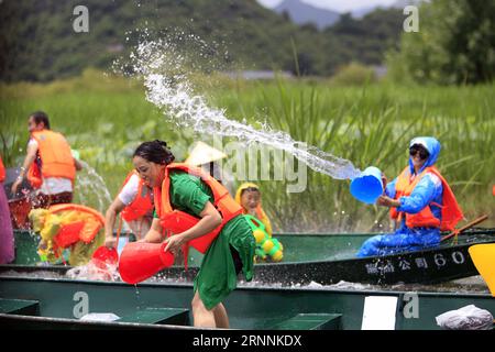 (170719) -- QIUBEI, 19. Juli 2017 -- Touristen spielen im Puzhehei National Wetland Park im Qiubei County, südwestchinesische Provinz Yunnan, 19. Juli 2017. ) (lx) CHINA-YUNNAN-LANDSCHAFT(CN) PuxChao PUBLICATIONxNOTxINxCHN Qiubei 19. Juli 2017 Touristen spielen im Puzhehei National Wetland Park im Qiubei County Südwesten Chinas Provinz S Yunnan 19. Juli 2017 LX China Yunnan Landschaft CN PUBLICATIONxNOTxINxCHN Stockfoto