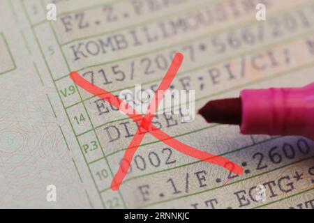 Ein Fahrzeugschein mit den Worten (Diesel, Euro 5) und einem roten Stift Stockfoto