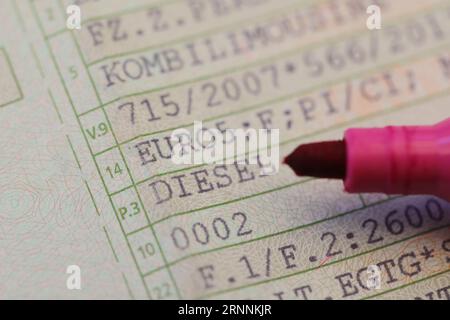 Ein Fahrzeugschein mit den Worten (Diesel, Euro 5) und einem roten Stift Stockfoto