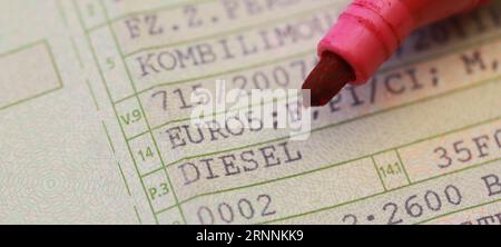 Ein Fahrzeugschein mit den Worten (Diesel, Euro 5) und einem roten Stift Stockfoto