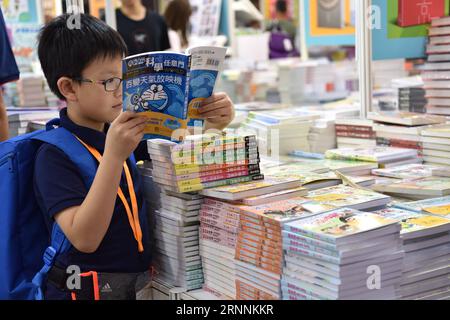 (170720) -- HONG KONG, 20. Juli 2017 -- Ein Junge liest ein Buch auf der Hong Kong Book Fair in Hong Kong, Südchina, 19. Juli 2017. Die 28. Hong Kong Book Fair fand am Mittwoch im Hong Kong Convention and Exhibition Center statt, an der 670 Aussteller aus 37 Ländern und Regionen teilnahmen. (zx) CHINA-HONG KONG-BOOK FAIR (CN) LuixSiuxWai PUBLICATIONxNOTxINxCHN Hong Kong 20. Juli 2017 ein Junge liest ein Buch AUF der Hong Kong Book Fair in Hong Kong Südchina 19. Juli 2017 die 28. Hong Kong Book Fair What Hero AUF dem Hong Kong Convention and Exhibition Center AM Mittwoch mit die Partei Stockfoto