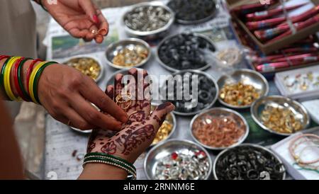 (170720) -- KATHMANDU, 20. Juli 2017 -- nepalesische Frauen wählen Ringe in einem Geschäft am Vorabend des Ghantakarna Festivals in Kathmandu, Nepal, 20. Juli 2017. Die Newar-Gemeinde des Kathmandu-Tals beobachtet Ghantakarna, ein Festival, bei dem böse Geister vertrieben und ihr Glück eingeläutet werden soll. Die Menschen tragen Metallringe, um sich vor allen Übeln und bösen Geistern zu schützen. ) NEPAL-KATHMANDU-GHANTAKARNA FESTIVAL SunilxSharma PUBLICATIONxNOTxINxCHN KATHMANDU 20. Juli 2017 Nepalesische Frauen Select Ringe IN einem Shop AM Abend des Ghantakarna Festivals in Kathmandu Nepal 20. Juli 2017 Newar Community of the Kathmandu Stockfoto