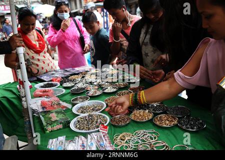 (170720) -- KATHMANDU, 20. Juli 2017 -- nepalesische Menschen wählen Ringe in einem Geschäft am Vorabend des Ghantakarna Festivals in Kathmandu, Nepal, 20. Juli 2017. Die Newar-Gemeinde des Kathmandu-Tals beobachtet Ghantakarna, ein Festival, bei dem böse Geister vertrieben und ihr Glück eingeläutet werden soll. Die Menschen tragen Metallringe, um sich vor allen Übeln und bösen Geistern zu schützen. ) NEPAL-KATHMANDU-GHANTAKARNA FESTIVAL SunilxSharma PUBLICATIONxNOTxINxCHN KATHMANDU 20. Juli 2017 nepalesische Prominente Wählen Sie Ringe IN einem Shop AM Abend des Ghantakarna Festivals in Kathmandu Nepal 20. Juli 2017 Newar Community of the Ka Stockfoto