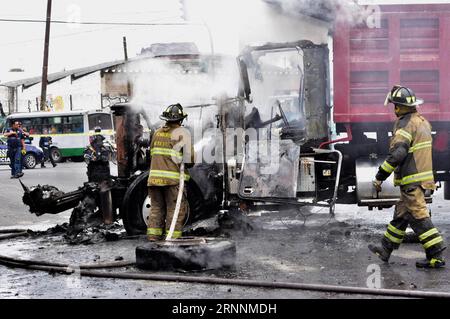 (170721) -- MEXIKO-STADT, 21. Juli 2017 -- Feuerwehrleute löschen die Flammen eines verbrannten Lkws nach einem Einsatz der Marine in Mexiko-Stadt, Hauptstadt von Mexiko, am 20. Juli 2017. Acht mutmaßliche Mitglieder eines Drogenkartells wurden am Donnerstag bei einem Feuergefecht mit Armeetruppen im Osten von Mexiko-Stadt getötet, darunter auch ihr mutmaßlicher Anführer Felipe de Jesus Peru Luna, teilte die Regierung mit. Das mexikanische Marinesektariat und die mexikanische Armee gaben eine Erklärung ab, in der es hieß, dass der Zusammenstoß in der Nachbarschaft von Tlahuac stattfand, nachdem die Verdächtigen Bundespolizisten angegriffen hatten. Francisco Canedo) (ce) (jmmn) MEX Stockfoto