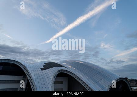 Rückansicht des von Norman Foster entworfenen Daches des sage Gateshead Musikschauplatzes, heute bekannt als das Glasshouse, in Gateshead, Großbritannien, bei Abendlicht. Stockfoto