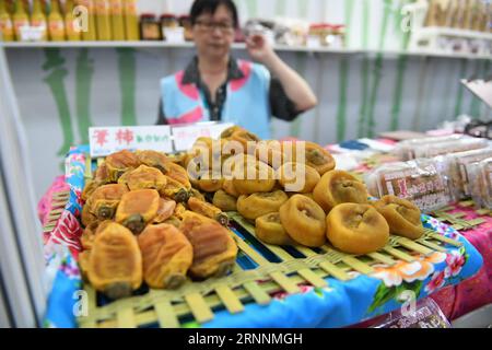 (170721) -- TAIPEI, 21. Juli 2017 -- Foto vom 21. Juli 2017 zeigt die getrockneten Persimonen auf der Taiwan Culinary Exhibition 2017 in Taipei, Taiwan im Südosten Chinas. Die viertägige Ausstellung, die Köstlichkeiten aus aller Welt präsentiert, hat hier am Freitag ihren Auftakt gegeben. ) (lx) CHINA-TAIPEI-CULINARY EXHIBITION(CN) ZhouxMi PUBLICATIONxNOTxINxCHN Taipei 21. Juli 2017 Foto aufgenommen AM 21. Juli 2017 zeigt die getrockneten Persimonen in der TAIWAN Culinary Exhibition 2017 in Taipei Südost China S TAIWAN die viertägige Ausstellung, die Köstlichkeiten aus der ganzen Welt präsentiert, startete hier Freitag LX China Taipei Cul Stockfoto