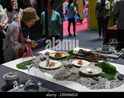 (170721) -- TAIPEI, 21. Juli 2017 -- ein Publikum fotografiert Delikatessen während der Taiwan Culinary Exhibition 2017 in Taipei, Taiwan im Südosten Chinas, 21. Juli 2017. Die viertägige Ausstellung, die Köstlichkeiten aus aller Welt präsentiert, hat hier am Freitag ihren Auftakt gegeben. ) (lx) CHINA-TAIPEI-CULINARY EXHIBITION(CN) ZhouxMi PUBLICATIONxNOTxINxCHN Taipei 21. Juli 2017 zum Publikum macht Fotos von Köstlichkeiten während der TAIWAN Culinary Exhibition 2017 in Taipei Südost China S TAIWAN 21. Juli 2017 die viertägige Ausstellung, die Köstlichkeiten aus der ganzen Welt präsentiert, startete hier Freitag LX China Taipei Stockfoto