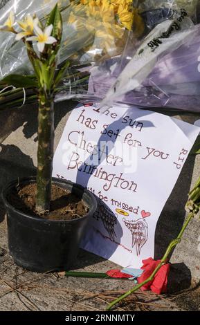 (170721) -- PALOS VERDES (USA), 21. Juli 2017 -- Blumen und Botschaften werden am 21. Juli 2017 an einer Gedenkstätte außerhalb von Chester Benningtons Privatresidenz in Palos Verdes, Kalifornien, in den Vereinigten Staaten platziert. Der Sänger der Rockband Linkin Park, Chester Bennington, wurde am Donnerstagmorgen in Palos Verdes, Los Angeles County, tot in seiner Privatresidenz aufgefunden. Er beging Selbstmord, indem er im Alter von 41 Jahren zu Hause hängte, heißt es in den Berichten. ) U.S.-PALOS VERDES-LINKIN PARK-SÄNGER-CHESTER BENNINGTON-TRAUER ZhaoxHanrong PUBLICATIONxNOTxINxCHN Palos Ver Stockfoto