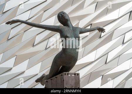 Titanica-Skulptur von Rowan Gillespie außerhalb des Titanic Belfast Museums in Belfast, Nordirland. Stockfoto