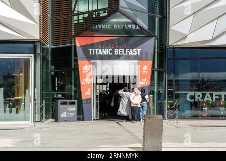 Besucher am Eingang zum Titanic Belfast Museum, Belfast, Nordirland. Stockfoto