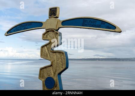 Wegweiser zum National Cycle Network NCN Route 93 in Whiteabbey, Nordirland. Stockfoto