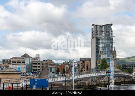 Lagan Weir Fußgänger- und Fahrradbrücke in Belfast, Nordirland, eine „schwebende“ Fußgängerbrücke über den Fluss, die Donegall Quay und Queen's Quay verbindet Stockfoto