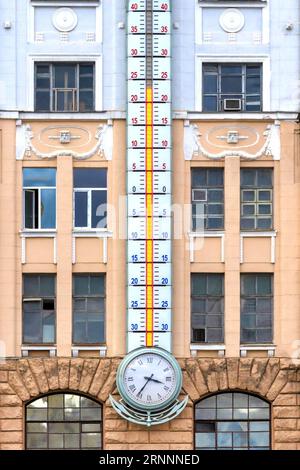 Das riesige Thermometer auf dem Gebäude. Sehr großes Messgerät. Meteorologische Forschung, Wetterwechsel, Wettervorhersagekonzept. Stockfoto