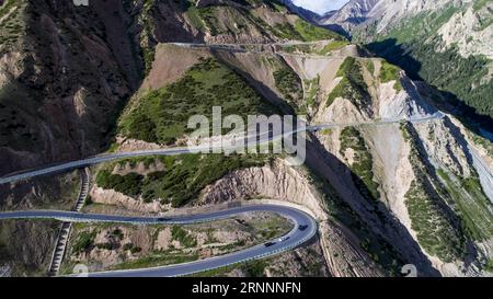 (170723) -- PEKING, 23. Juli 2017 -- Foto vom 15. Juli 2017 zeigt die Autobahn Dushanzi-Kuqa in der autonomen Region Xinjiang Uygur im Nordwesten Chinas. Die Dushanzi-Kuqa-Autobahn, die den Tianshan-Berg überquert, wird als die schönste Autobahn in Xinjiang bezeichnet. ) (wyo) WÖCHENTLICHE AUSWAHL VON XINHUA FOTO JiangxWenyao PUBLICATIONxNOTxINxCHN Peking 23. Juli 2017 Foto aufgenommen AM 15. Juli 2017 zeigt Dushanzi Kuqa Highway in Nordwestchina S Xinjiang Uygur Autonomous Region der Dushanzi Kuqa Highway, der den Tian Shan Berg überquert, WIRD als schönste Autobahn in xinjiwekinjiang wyo bezeichnet Choi Stockfoto