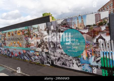 Internationaler Tag des Friedens - irisches republikanisches Wandgemälde an der Internationalen Mauer oder Solidaritätsmauer, Belfast, Nordirland Stockfoto