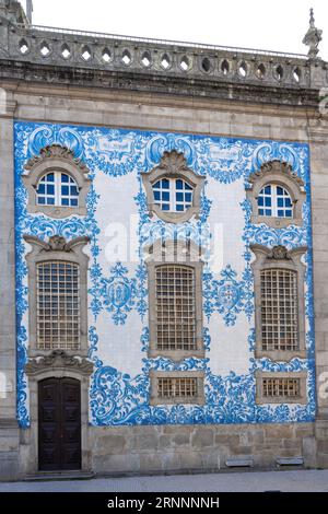 Igreja do Carmo Kirche mit wunderschönen blauen weißen Azulejo Fliesen Stockfoto