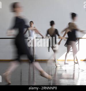 (170723) -- PEKING, 23. Juli 2017 -- Ein Mädchen schaut zu, als sie einen Ballettkurs beim Joinville Dance Festival in Joinville City, Südbrasilien, besuchte, 19. Juli 2017. Das 35. Joinville Dance Festival begann am Mittwoch in Joinville. ) (Jmmn) WÖCHENTLICHE AUSWAHL VON XINHUA FOTO LixMing PUBLICATIONxNOTxINxCHN Peking 23. Juli 2017 ein Mädchen schaut AUF, als sie eine Ballettklasse BEIM JOINVILLE Dance Festival in JOINVILLE City South Brazil besuchte 19. Juli 2017 das 35. JOINVILLE Dance Festival startete AM Mittwoch in JOINVILLE jmmn Weekly Choices von XINHUA Photo LixMing PUBLICATIONxNOTxINx Stockfoto