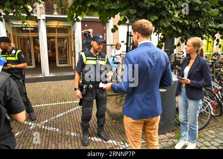 Leiden, Niederlande, 2. September 2023. Protest gegen eine familienfreundliche Drag Queen, die Kinder während einer Pride-Veranstaltung in der Bibliothek in Leiden liest. Es gab auch einen Gegenprotest, und sie wurden von der Polizei getrennt. Stockfoto