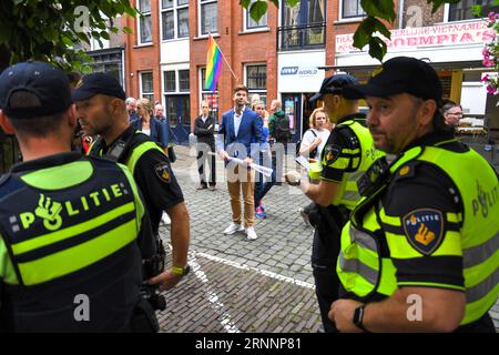 Leiden, Niederlande, 2. September 2023. Protest gegen eine familienfreundliche Drag Queen, die Kinder während einer Pride-Veranstaltung in der Bibliothek in Leiden liest. Es gab auch einen Gegenprotest, und sie wurden von der Polizei getrennt. Stockfoto