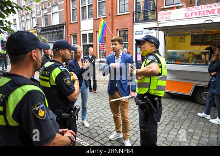 Leiden, Niederlande, 2. September 2023. Protest gegen eine familienfreundliche Drag Queen, die Kinder während einer Pride-Veranstaltung in der Bibliothek in Leiden liest. Es gab auch einen Gegenprotest, und sie wurden von der Polizei getrennt. Stockfoto