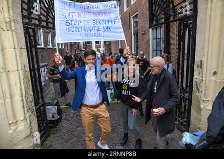 Leiden, Niederlande, 2. September 2023. Protest gegen eine familienfreundliche Drag Queen, die Kinder während einer Pride-Veranstaltung in der Bibliothek in Leiden liest. Es gab auch einen Gegenprotest, und sie wurden von der Polizei getrennt. Stockfoto