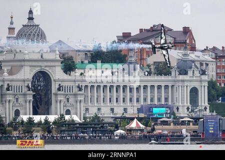 (170724) -- BUDAPEST, 24. Juli 2017 -- Pete McLeod aus Kanada tritt während des Renntages bei der fünften Runde der Red Bull Air Race World Championship in Kazan, Russland, am 23. Juli 2017 auf. ) (SP)RUSSIA-KAZAN-AVIATION WuxZhuang PUBLICATIONxNOTxINxCHN Budapest 24. Juli 2017 Pete McLeod aus Kanada tritt während des Race Day BEI der Fünften Runde der Red Bull Air Race World Championship in Kazan Russland AM 23. Juli 2017 SP Russia Kazan Aviation WuxZhuang PUBLICATIONxNOTxINxCHN auf Stockfoto