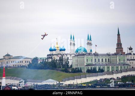 (170724) -- BUDAPEST, 24. Juli 2017 -- Kirby Chambliss von den Vereinigten Staaten tritt während des Renntages bei der fünften Runde der Red Bull Air Race World Championship in Kazan, Russland am 23. Juli 2017 auf. ) (SP)RUSSIA-KAZAN-AVIATION WuxZhuang PUBLICATIONxNOTxINxCHN Budapest 24. Juli 2017 Kirby Cham Bliss aus den Vereinigten Staaten tritt während des Renntags BEI der Fünften Runde der Red Bull Air Race World Championship in Kazan Russland AM 23. Juli 2017 SP Russia Kazan Aviation WuxZhuang PUBLICATIONxNOTxINxCHN auf Stockfoto