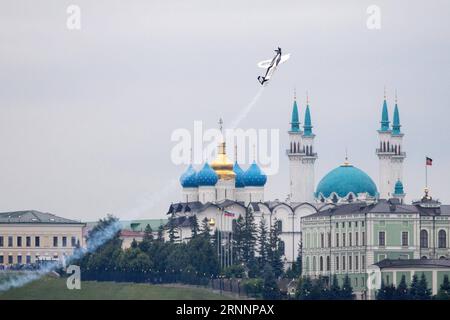 (170724) -- BUDAPEST, 24. Juli 2017 -- Michael Goulian von den Vereinigten Staaten tritt während des Renntages bei der fünften Runde der Red Bull Air Race World Championship in Kazan, Russland am 23. Juli 2017 auf. ) (SP)RUSSIA-KAZAN-AVIATION WuxZhuang PUBLICATIONxNOTxINxCHN Budapest 24. Juli 2017 Michael Goulian von den Vereinigten Staaten tritt während des Renntags BEI der Fünften Runde der Red Bull Air Race World Championship in Kazan Russland AM 23. Juli 2017 SP Russia Kazan Aviation WuxZhuang PUBLICATIONxNOTxINxCHN auf Stockfoto