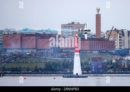 (170724) -- BUDAPEST, 24. Juli 2017 -- Pete McLeod aus Kanada tritt während des Renntages bei der fünften Runde der Red Bull Air Race World Championship in Kazan, Russland, am 23. Juli 2017 auf. ) (SP)RUSSIA-KAZAN-AVIATION WuxZhuang PUBLICATIONxNOTxINxCHN Budapest 24. Juli 2017 Pete McLeod aus Kanada tritt während des Race Day BEI der Fünften Runde der Red Bull Air Race World Championship in Kazan Russland AM 23. Juli 2017 SP Russia Kazan Aviation WuxZhuang PUBLICATIONxNOTxINxCHN auf Stockfoto