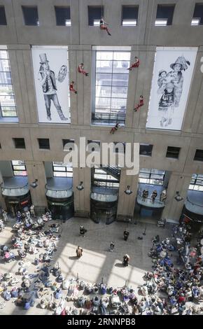 (170724) -- VANCOUVER, 24. Juli 2017 -- Zuschauer beobachten Tänzerinnen auf der Außenwand der Vancouver Public Library in Vancouver, Kanada, 23. Juli 2017. Die in Vancouver ansässige Aeriosa Dance Company führte am Sonntag Tanz in der Luft an der Außenwand der Vancouver Public Library auf. Tänzerinnen wurden in der Luft aus dem fünften Stock gehängt und mit einem Thema über die Geschichte von Kanadas indigenen Völkern aufgeführt. ) (zy) CANADA-VANCOUVER-DANCE IN THE AIR LiangxSen PUBLICATIONxNOTxINxCHN Vancouver 24. Juli 2017 Crowds Beobachten Sie Tänzerinnen AUF der Außenwand der Vancouver Public Library in Vancouver C. Stockfoto