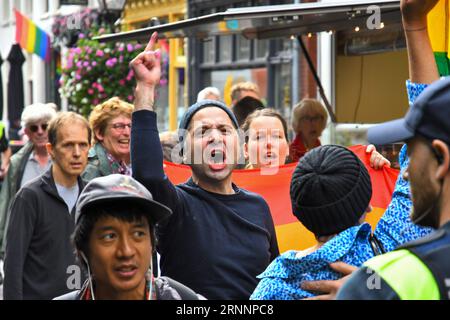 Leiden, Niederlande, 2. September 2023. Protest gegen eine familienfreundliche Drag Queen, die Kinder während einer Pride-Veranstaltung in der Bibliothek in Leiden liest. Es gab auch einen Gegenprotest, und sie wurden von der Polizei getrennt. Stockfoto