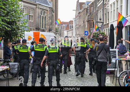 Leiden, Niederlande, 2. September 2023. Protest gegen eine familienfreundliche Drag Queen, die Kinder während einer Pride-Veranstaltung in der Bibliothek in Leiden liest. Es gab auch einen Gegenprotest, und sie wurden von der Polizei getrennt. Stockfoto