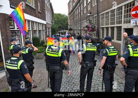 Leiden, Niederlande, 2. September 2023. Protest gegen eine familienfreundliche Drag Queen, die Kinder während einer Pride-Veranstaltung in der Bibliothek in Leiden liest. Es gab auch einen Gegenprotest, und sie wurden von der Polizei getrennt. Stockfoto