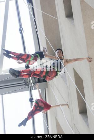 (170724) -- VANCOUVER, 24. Juli 2017 -- Tänzer treten an der Außenwand der Vancouver Public Library in Vancouver, Kanada, 23. Juli 2017 auf. Die in Vancouver ansässige Aeriosa Dance Company führte am Sonntag Tanz in der Luft an der Außenwand der Vancouver Public Library auf. Tänzerinnen wurden in der Luft aus dem fünften Stock gehängt und mit einem Thema über die Geschichte von Kanadas indigenen Völkern aufgeführt. ) (zy) CANADA-VANCOUVER-DANCE IN THE AIR LiangxSen PUBLICATIONxNOTxINxCHN Vancouver 24. Juli 2017 Tänzerinnen treten AUF der Außenwand der Vancouver Public Library in Vancouver auf 23. Juli 2017 Vancouv Stockfoto