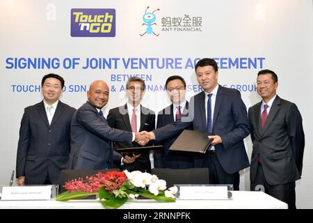 (170724) -- KUALA LUMPUR, 24. Juli 2017 -- Eric Jing (3. R), CEO von Ant Financial Services, und Zafrul Aziz (4. R), CEO von CIMB, Zafrul Aziz werden Zeuge der Unterzeichnungszeremonie der beiden Parteien in Kuala Lumpur, Malaysia, 24. Juli 2017. Malaysias zweitgrößte Bank CIMB hat sich am Montag mit Ant Financial, einer Tochtergesellschaft des chinesischen E-Commerce-Giganten Alibaba, zusammengetan, um den lokalen mobilen Zahlungsanforderungen gerecht zu werden. ) (srb) MALAYSIA-KUALA LUMPUR-ALIPAY-PARTNERSCHAFT ChongxVoonxChung PUBLICATIONxNOTxINxCHN Kuala Lumpur 24. Juli 2017 Eric Jing 3. R Ant Financial Services CEO und Aziz 4. R CIMB S CEO Aziz Stockfoto